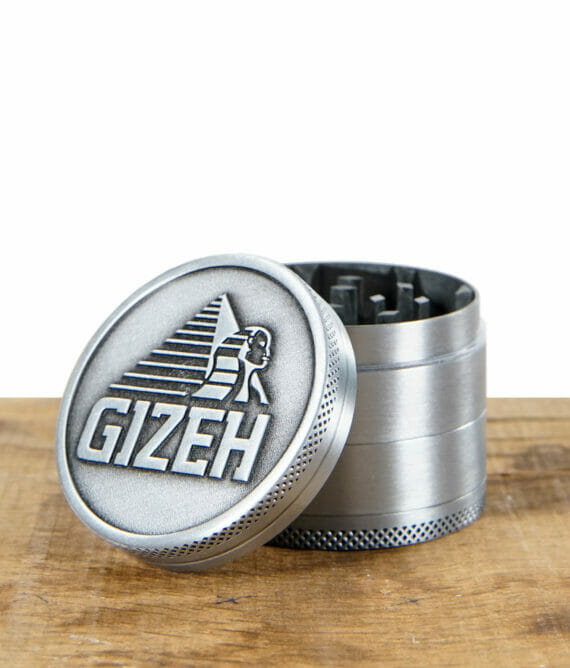 GIZEH Grinder Metall mit 50mm Durchmesser in Silber geoeffnet
