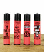 Pinke Clipper: Die 4er Serie Clipper Feuerzeug Slogan #34 kommt in Pink mit schwarzer Cap und 4 verschiedenen Sprüchen