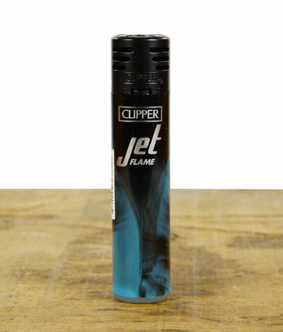 Ein Clipper Feuerzeug aus der Dark Nebula Serie mit blauen Farbverlauf und Jet Flame Zündung