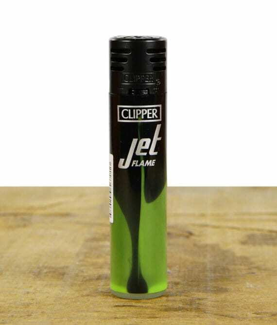 Ein Clipper Feuerzeug aus der Dark Nebula Serie mit grünem Farbverlauf und Jet Flame Zündung