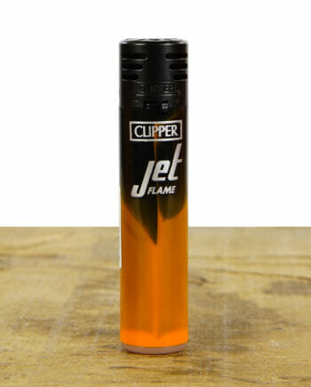 Das Clipper Feuerzeug mit orangenem Farbverlauf aus der Dark Nebula Serie mit Jet Flame Zündung