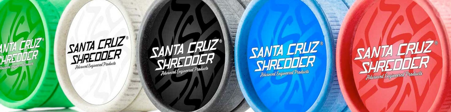 Mehrere farbenfrohe Grinder der Marke Santa Cruz Shredder, stolz in den USA entworfen und produziert.