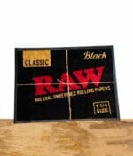 RAW Matte in schwarz mit rotem RAW Logo
