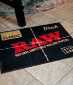 RAW Black Matte mit rotem RAW Logo 60x80cm auf Fliesenboden