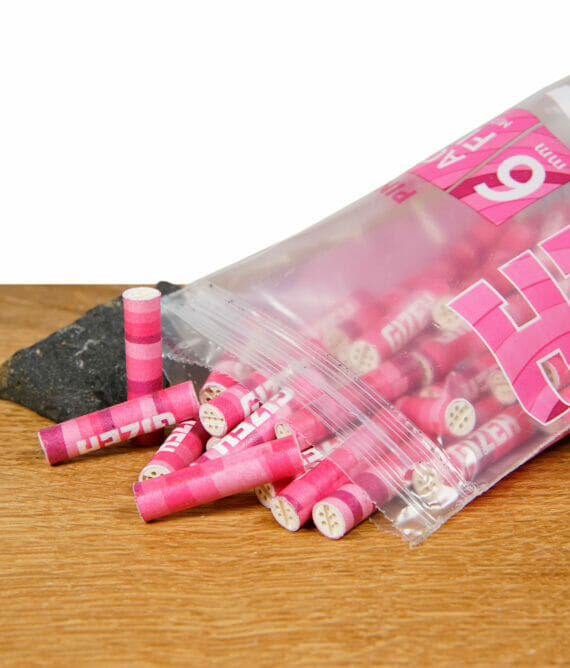 GIZEH Pink Aktivkohlefilter mit 6mm Durchmesser im 50er Beutel geöffnet