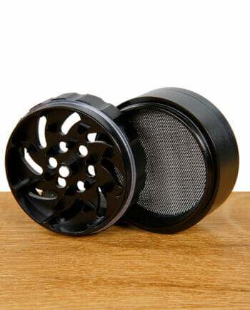 Medusafilters Spike Grinder mit 63,5mm Durchmesser in schwarz mit Medusafilters Logo Sieb und Grindermühle