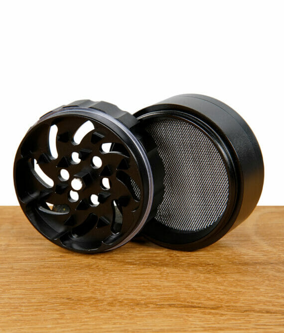 Medusafilters Spike Grinder mit 63,5mm Durchmesser in schwarz mit Medusafilters Logo Sieb und Grindermühle