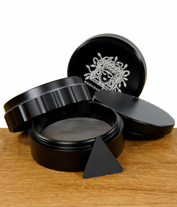 Medusafilters Spike Grinder mit 63,5mm Durchmesser in schwarz mit Medusafilters Logo aufgeteilt in 4 Einzelteile
