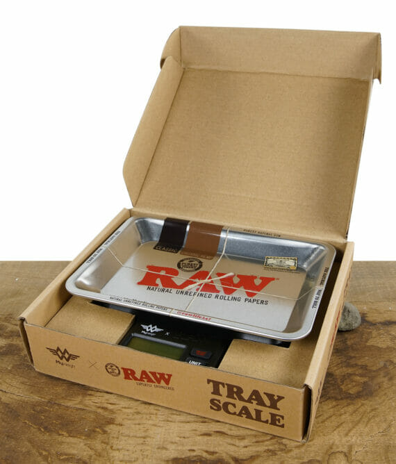 RAW x MyWeigh Tray Scale mit silbernem Metallic Tray und geöffnetem Umkarton