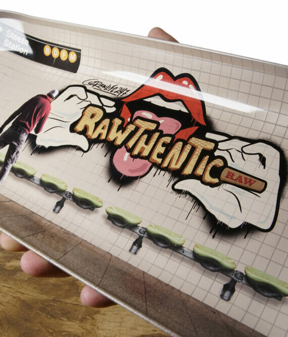 Raw Rolling Tray Metall Skate Deck Graffiti Rawthentic von nahem