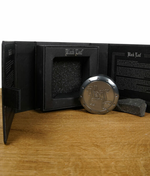 Black Leaf Grinder Deep Engravin 2-tlg in Grau mit geöffneter Geschenkverpackung