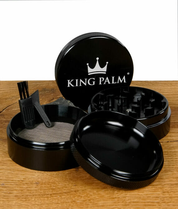 King Palm Grinder schwarz 4 teilig mit 62mm Durchmesser aufgeteilt in 4 Teile mit Schaber