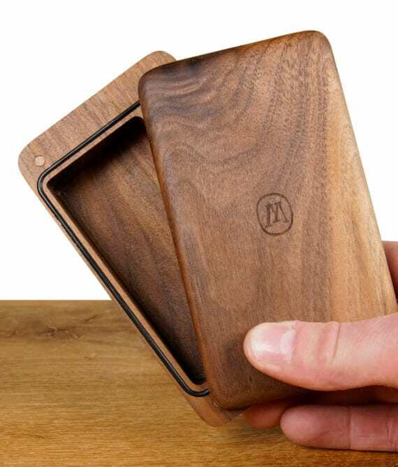 Marley Natural case aus Holz geöffnet mit magnetischem Deckel