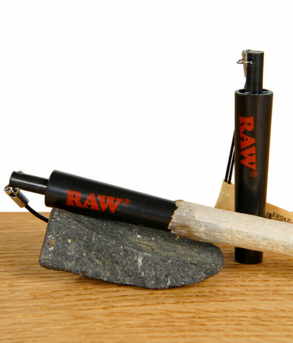 RAW Cone Creator in Schwarz mit RAW Logo in Benutzung