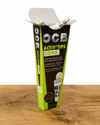 Geöffnete Packung OCB Activ Tips Konisch im 25er pack auf einem Holzbrett