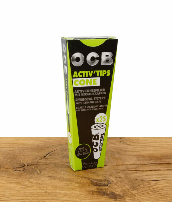 Verschlossene Packung OCB Activ Tips Konisch im 25er Pack auf einem Holzbrett