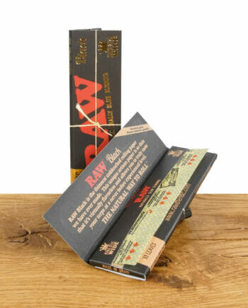 RAW Classic Black Rolling Papers King Size Wide aufgeklappt