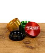 santa-cruz-shredder-grinder-4-teilig-rasta-40mm-durchmesser-1.jpg