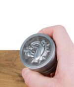 the-bulldog-grinder-silber-hand.jpg