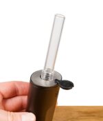 Arizer Vaporizer mit 90 mm Glasmundstück, von der Seite gehalten.
