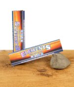 Elements King Size Slim Ultra Thin Papers Packung auf einem Holztisch