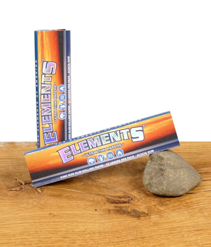 Elements King Size Slim Ultra Thin Papers Packung auf einem Holztisch