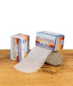 Nahaufnahme der Elements Ultra Thin Rolls auf einem Stein, Papier herausgezogen.