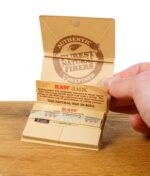 RAW Artesano 1 1/4 Size Rolling Paper Set mit geöffnetem Deckel