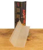 Eine Packung RAW Black King Size Papers, geöffnet, mit einem einzelnen Blättchen davor. Extrafeine, langsambrennende Blättchen für King Size Joints.
