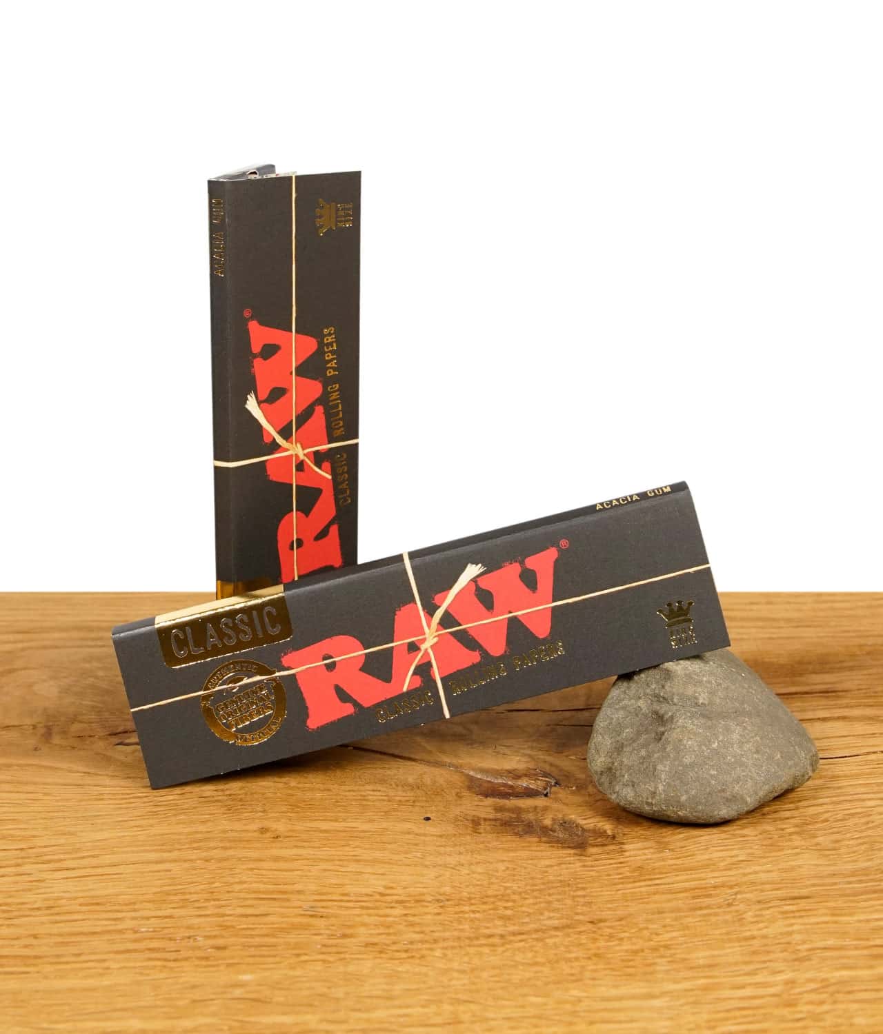 raw-black-king-size-papers-jpg Zwei Packungen RAW Black King Size Papers auf einem Stein. Hochwertige, ungebleichte Blättchen für puren Geschmack.