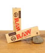 Zwei Packungen RAW Classic Rolling Papers King Size, stehend und liegend