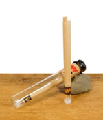 Ein RAW DLX Glass Tipped Cone, aus einem Glasröhrchen herausgenommen und daneben liegend, auf einem Holzuntergrund.