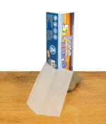 Eine geöffnete Packung Elements King Size Ultra Thin Papers auf einem Holztisch, ein einzelnes ultra dünnes Reispapier liegt vorne.