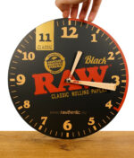 raw-black-wanduhr-aus-holz-1.jpg