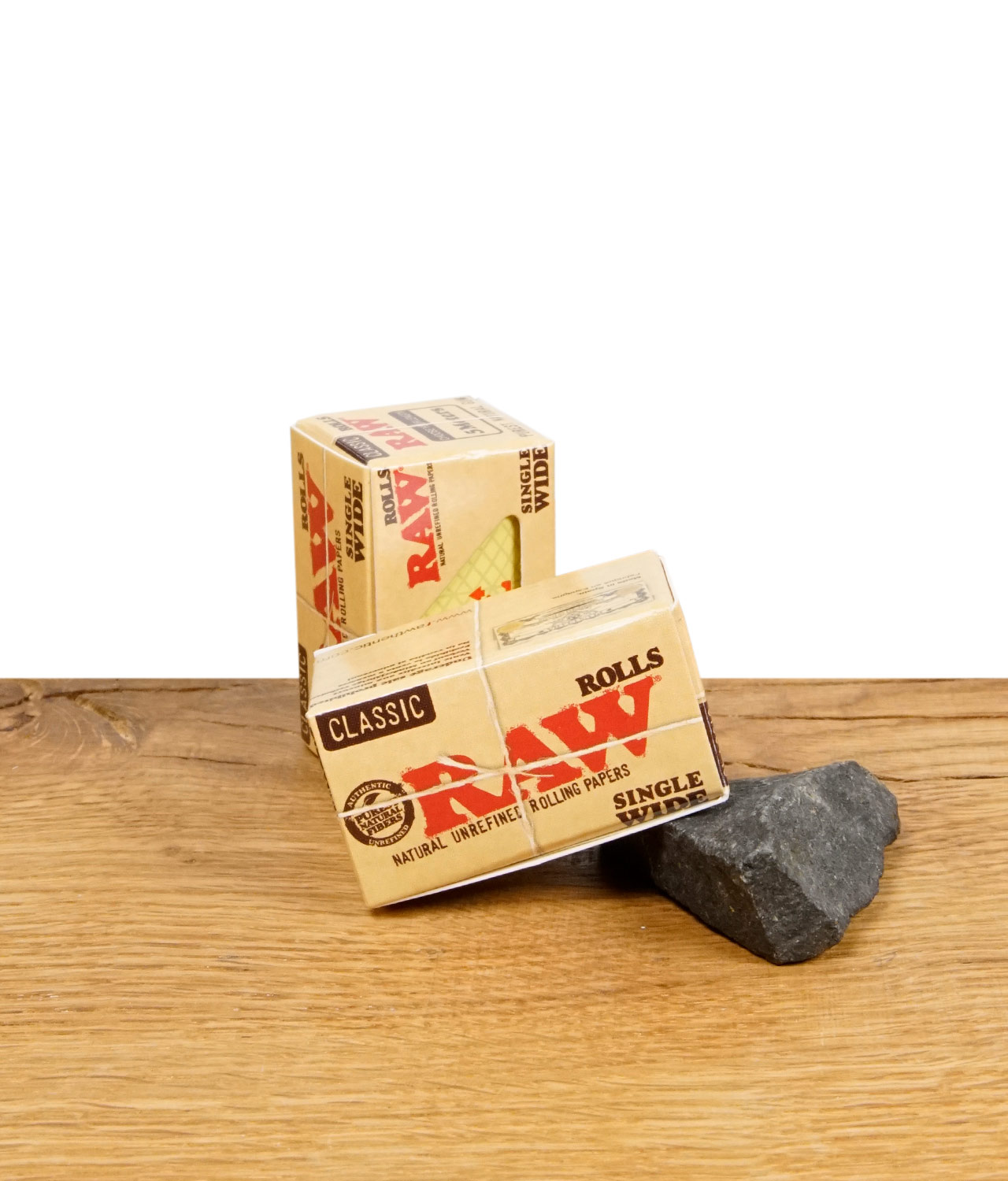 raw-classic-single-wide-rolls-jpg RAW Classic Rolls Single Wide Zigarettenpapier auf Holzoberfläche, Verpackung sichtbar.