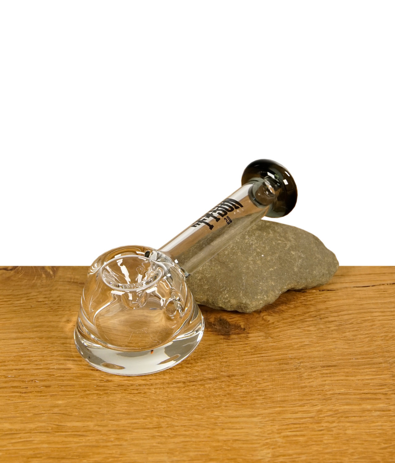 tyson-dynamite-handpfeife-jpg Tyson 2.0 Dynamite Handpfeife auf Stein liegend