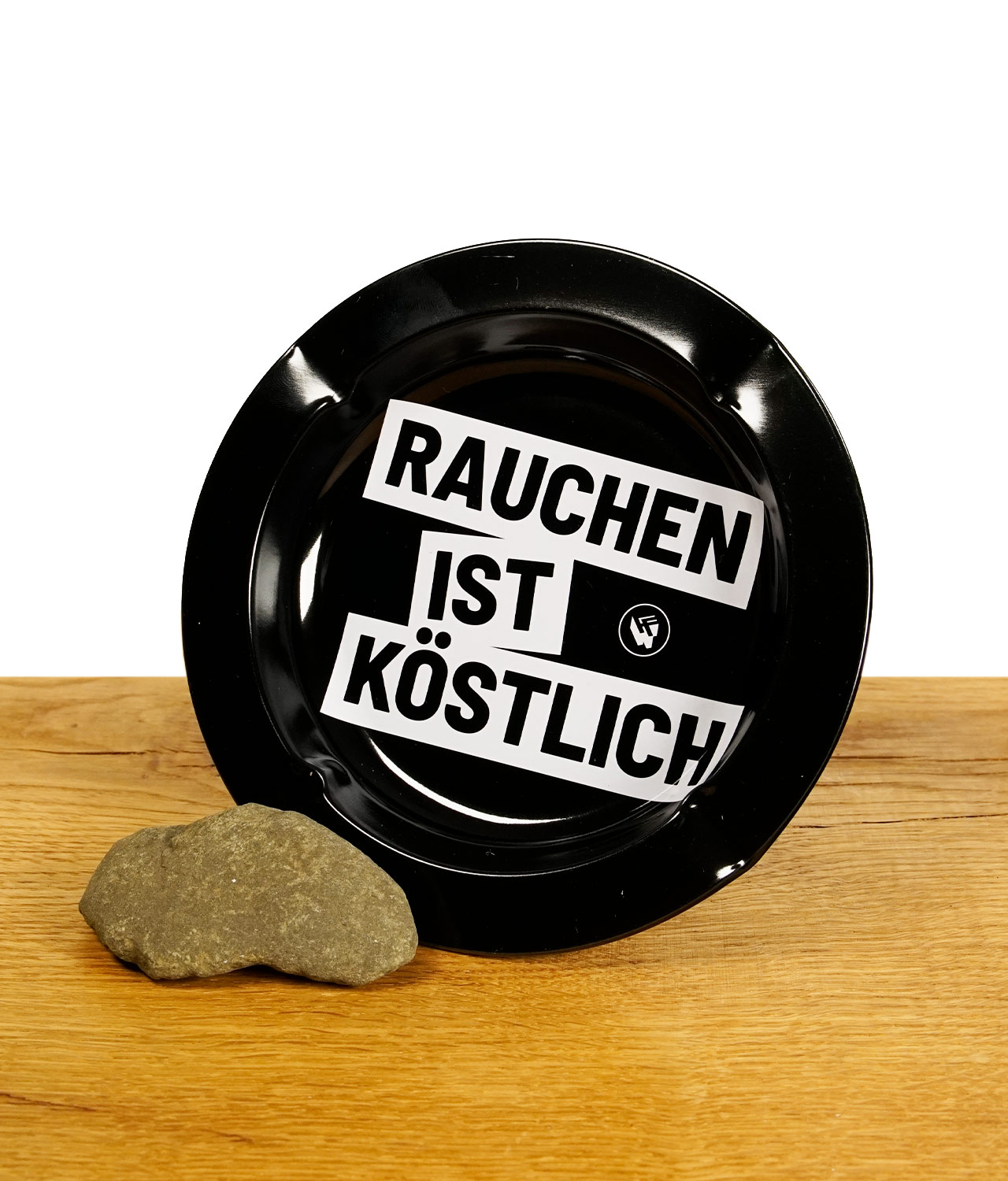 fire-flow-rauchen-ist-koestlich-aschenbecher-jpg Schwarzer Aschenbecher auf Holzbrett mit Rauchen ist Köstlich Spruch bedruckt