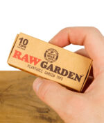 RAW Garden Tips in der Hand