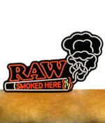 RAW Get Lit Leuchtschild auf einem Holzbrett