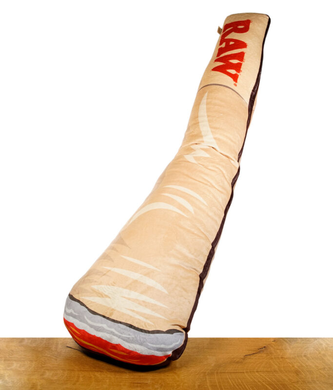 RAW Cone Pillow in Braun auf Holztisch vor weissem Hintergrund