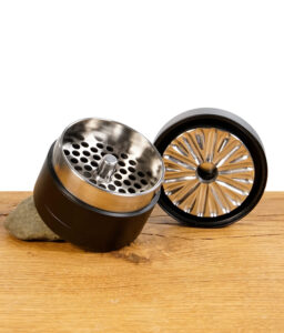 Flower Mill Premium Grinder 66 mm geöffnet – Mahlkammer und Mahlwerk sichtbar