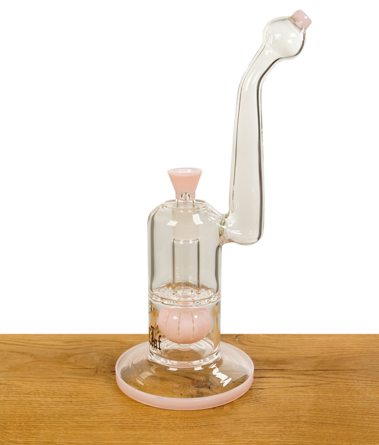 black-leaf-glasbong-mit-kugelperkolator-rosa-jpg Black Leaf Glasbong mit rosa Kugelperkolator und rundem Standfuß, vollständig auf einem Holztisch abgebildet.