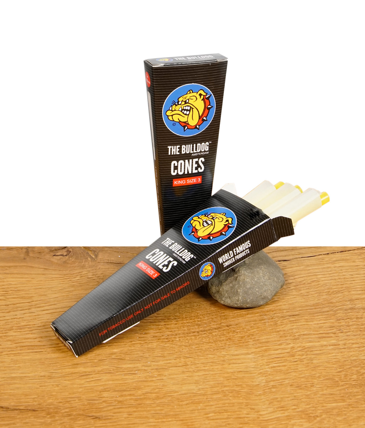 the-bulldog-king-size-cones-3er-pack-jpg Komplettansicht der The Bulldog Cones King Size 3 Verpackung mit teilweise geöffnetem Inhalt auf Holzuntergrund.