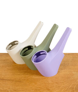 Drei farbige Silikon-Bubbler in Beige, Grün und Lila auf Holzuntergrund.