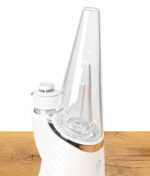 Puffco Peak Glasaufsatz aus klarem Glas montiert auf einem weißen Puffco Vaporizer.