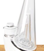 Nahaufnahme eines transparenten Puffco Peak Glasaufsatzes auf einem weißen Puffco Vaporizer.