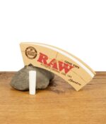 RAW Maestro Cone Tips Packung auf einem Stein mit einem einzelnen vorgedrehten Tip im Vordergrund.