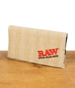 RAW Tasche in geschlossenem Zustand, aus robustem Jutestoff mit auffälligem RAW Branding.