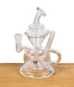 MJ Arsenal Claude Mini Dab Rig ohne Zubehör, klar sichtbar auf Holztisch.