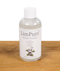 Flasche LimPuro Bio Cleaner Konzentrat mit weißem Etikett, stehend auf einem Holztisch.